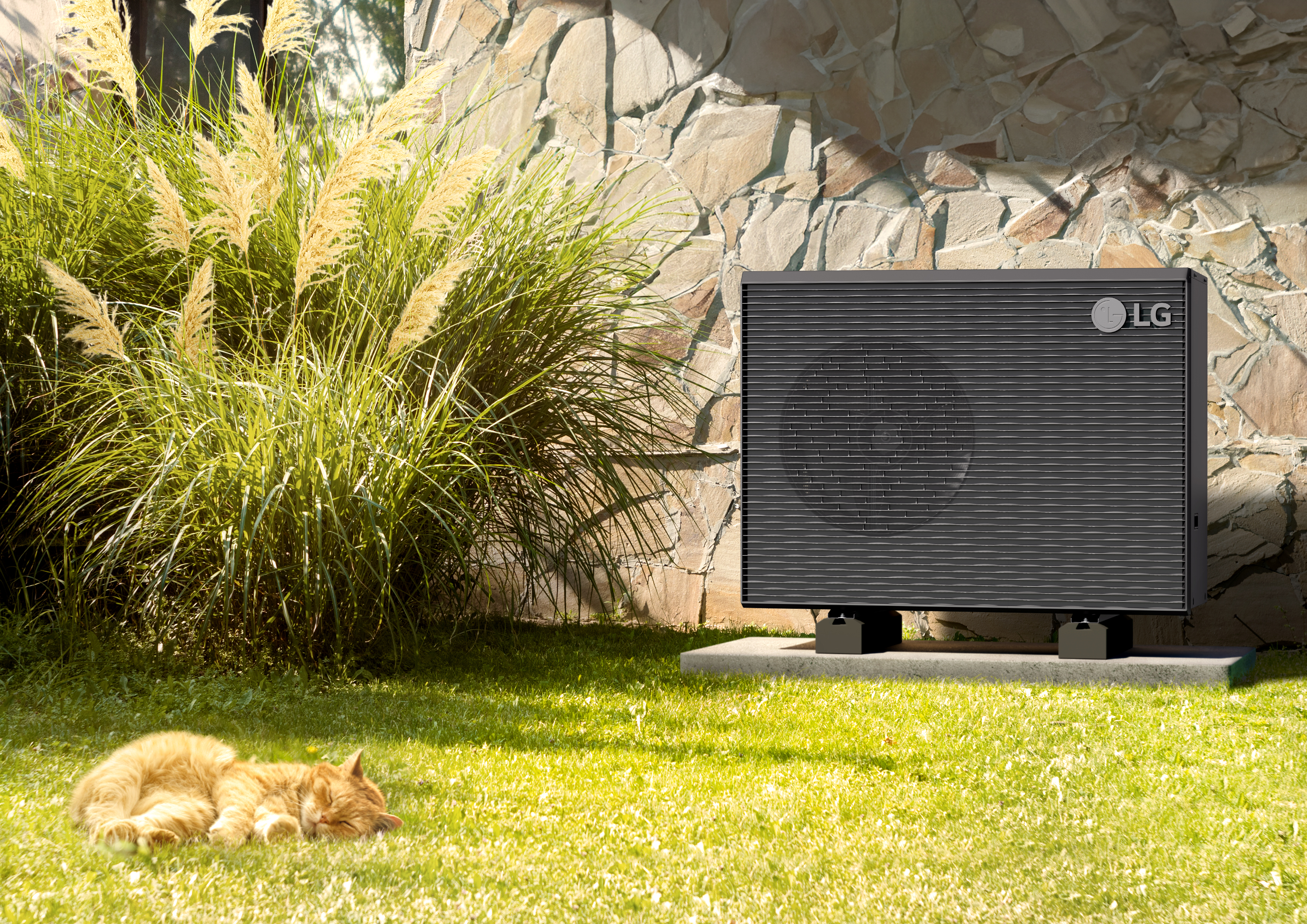 Warmtepomp en leidingwerk netjes geïnstalleerd